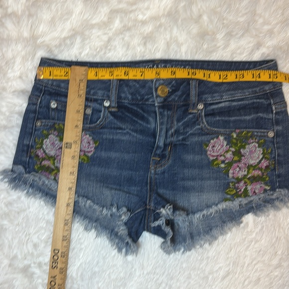 American Eagle Outfitters Denim Shorts Floral Embroidered Size 2 - Picture 5 of 8